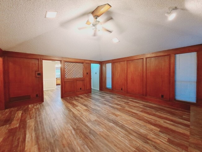 Building Photo - Cozy 3/2/2 in Carrollton Available Now