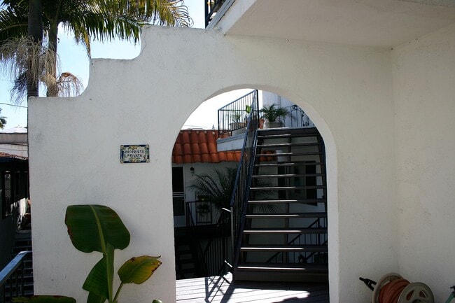 Building Photo - 227 La Paloma