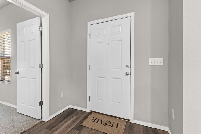 Building Photo - Spacious Home!