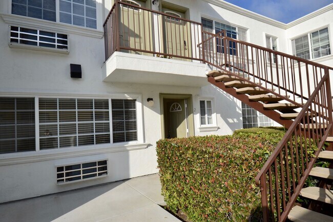 Building Photo - Ground Level Home La Jolla Village! Washer, Dryer, Parking, Upgraded Appliances! Walk to beaches!