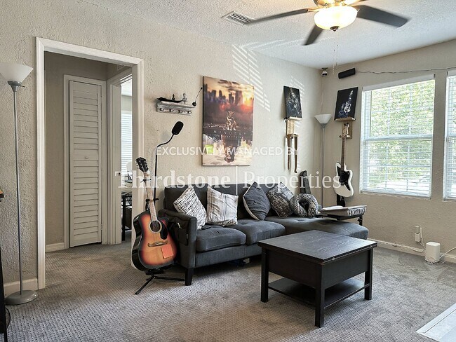 Foto del edificio - 2748 Gilmore St