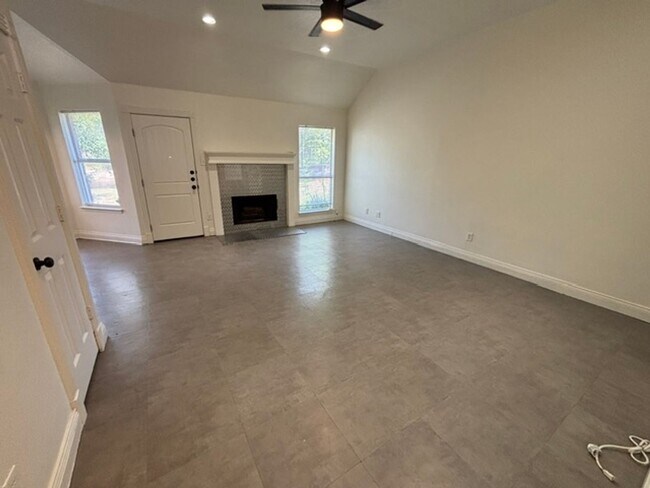 Building Photo - Updated home in Burleson