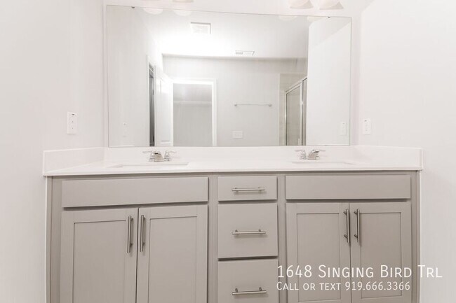 Foto del edificio - 1648 Singing Bird Trl
