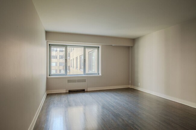Building Photo - 3495 Rue de la Montagne