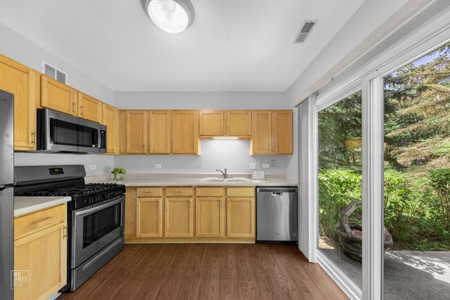 Building Photo - 2 Bedroom 2.5 Bath 1 Car Garage located in...