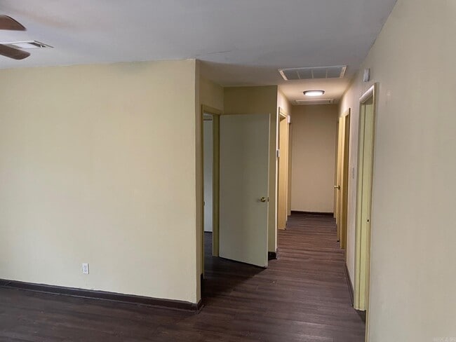 Building Photo - 216 Meadow Park Dr