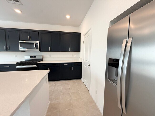 Foto del edificio - Brand-New 3-Story Home in Southern Highlands with 5 Bedrooms & Designer Kitchen