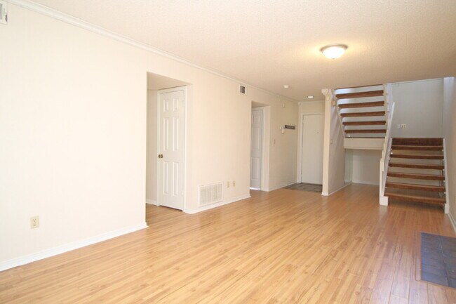 Foto del edificio - Southeast Pensacola 2BR, 2BA Townhome with Open Living Areas, Spacious Sunroom, Stainless Steel A...