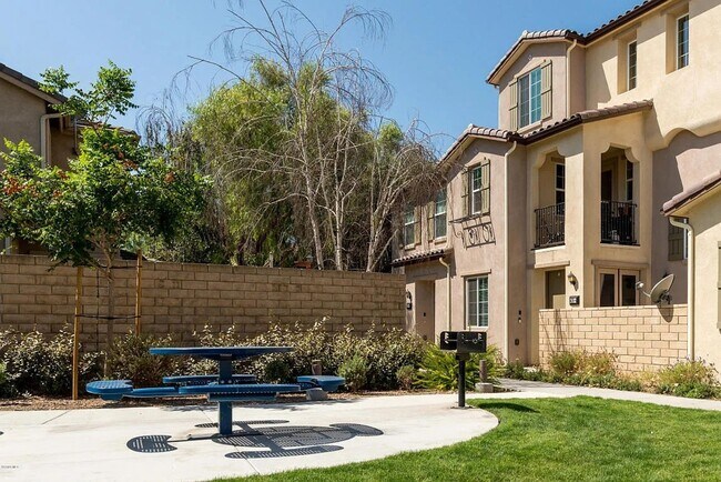 Foto del edificio - Beautifully upgraded 3-bedroom, 4-bathroom Simi Valley home