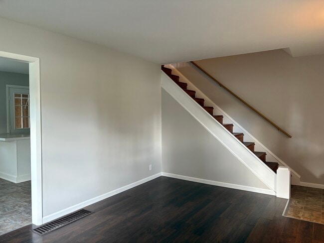 Building Photo - 332 W High St