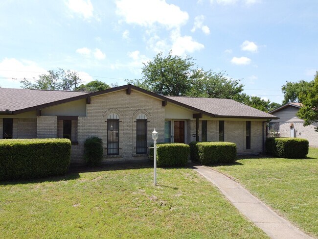 Building Photo - Absolutely Adorable... Lots of space