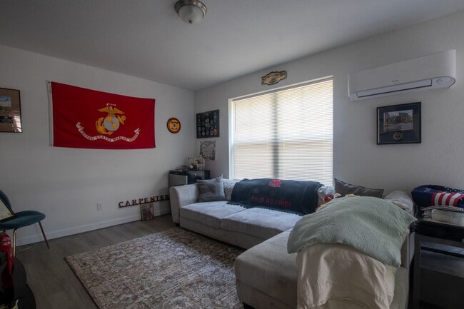 Photo - Contemporary 4bd/3.5ba in excellent location House