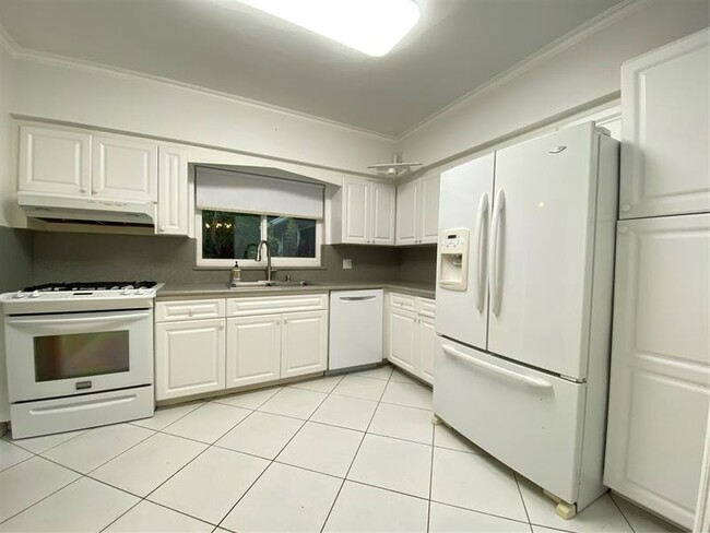 Building Photo - 1049 Van Buren St