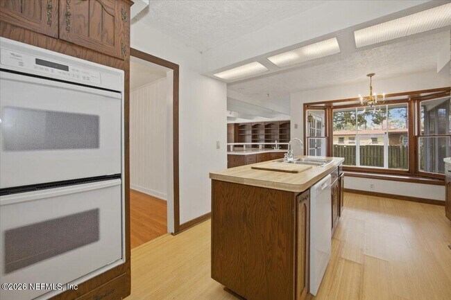 Foto del edificio - 2214 Larry Dr