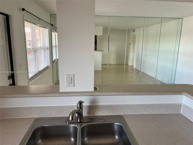 Building Photo - 5050 Bayview Dr