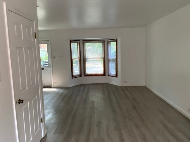 Building Photo - 1610 W 103rd St