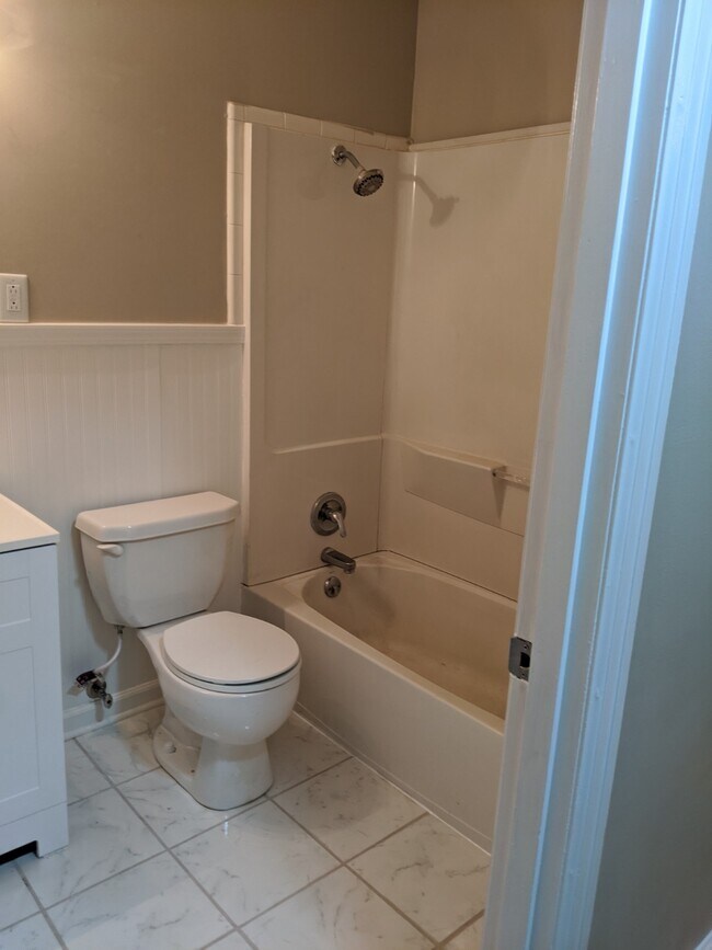 Foto del edificio - 53 Tinker Hill Rd