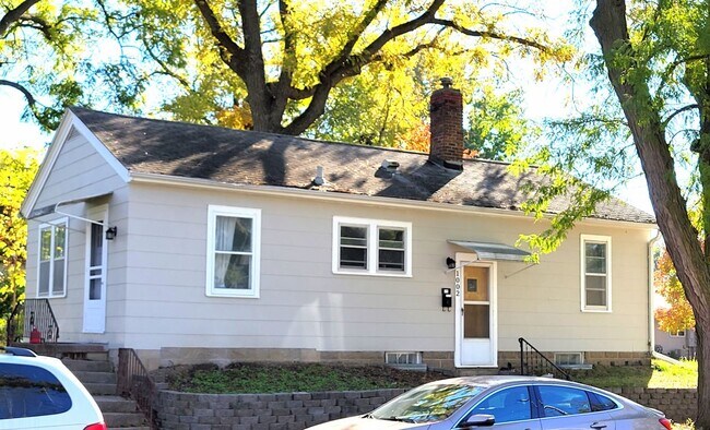 Building Photo - 1002 Rochester Ave