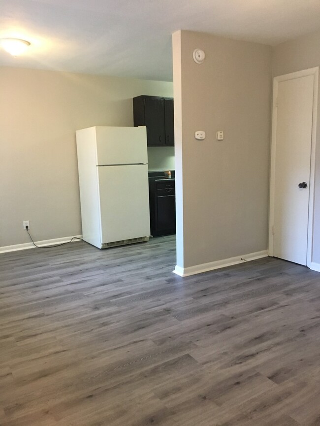 Building Photo - 1 Bedroom Apartment with New Appliances an...