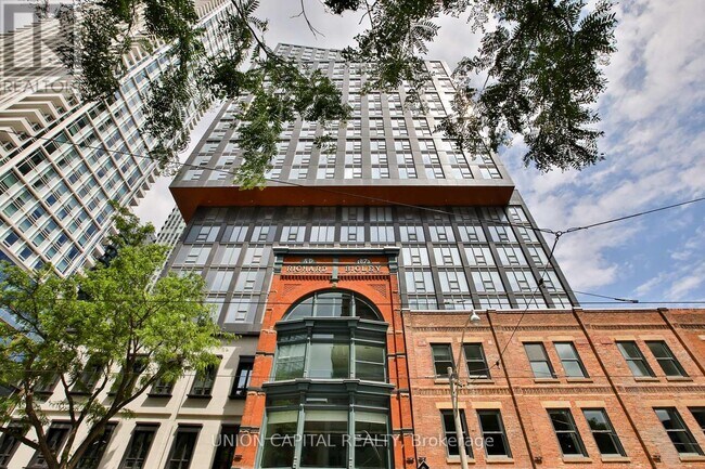 Photo du bâtiment - 100 Queen St E