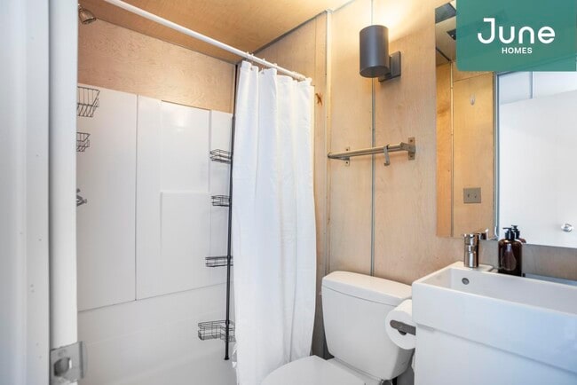 Building Photo - Full room in 6-bed/6.0-bath Home