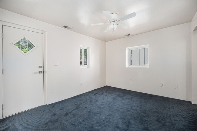 Building Photo - Fantastic House In Desirable Englewood Nei...