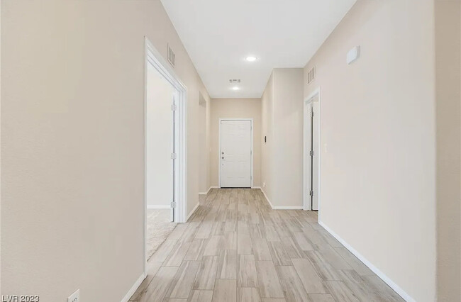 Hallway to livingroom and kitchen - 4459 S Glory Vine Ln