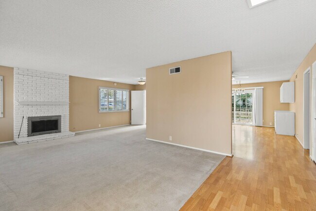 Building Photo - 1084 Pinehurst Pl