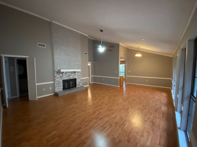 Building Photo - 1607 Salisbury Pl