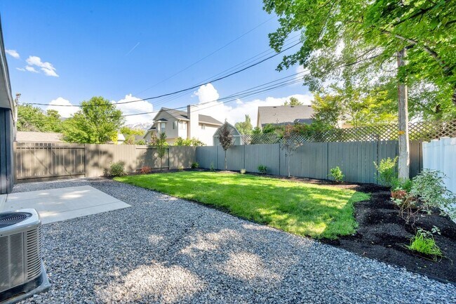 Building Photo - 1210 E Bonner Way