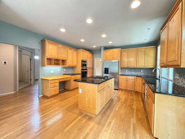 Building Photo - Large 3 Bedroom +4th Bedroom/ Office in a ...