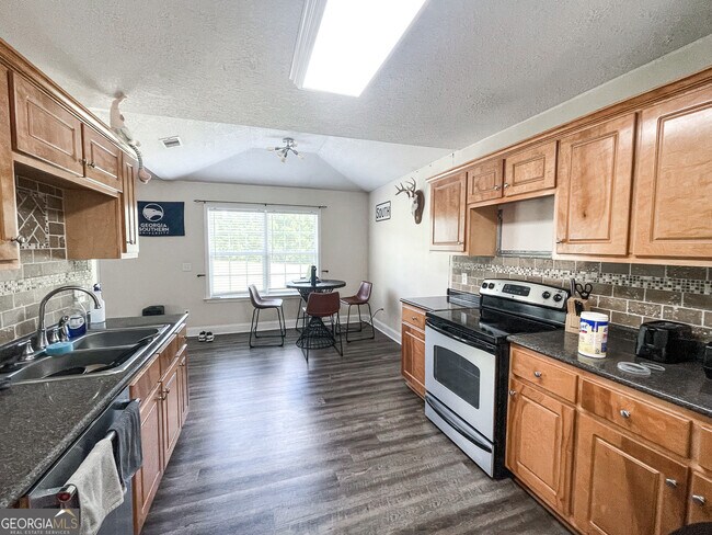 Foto del edificio - 613 Waverly Ln