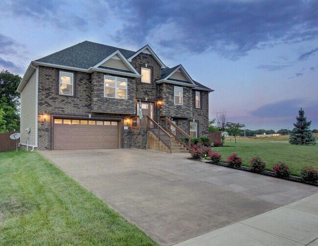 Foto del edificio - Five Bedroom in Henry Place!