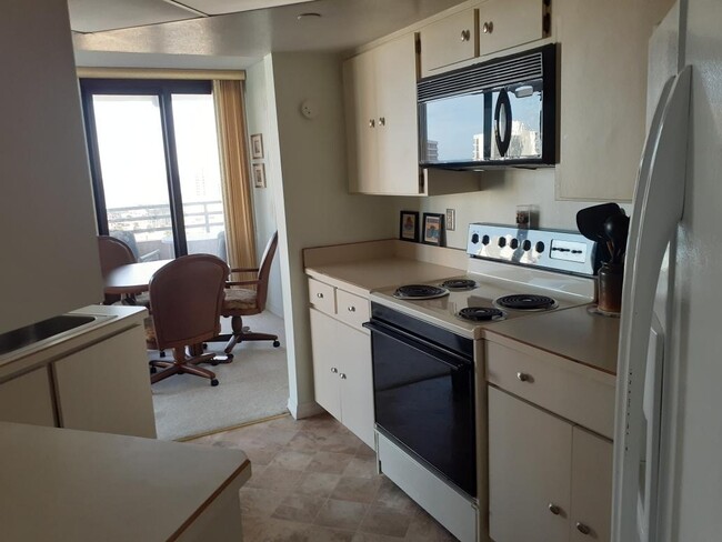 Kitchen - 1 Oceans West Blvd