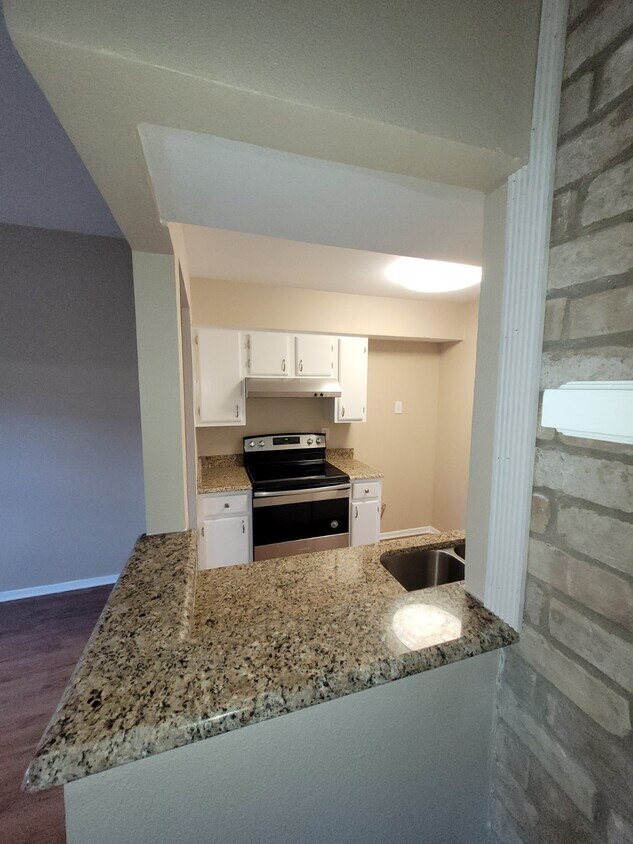 Primary Photo - 611 Trailwood Ct