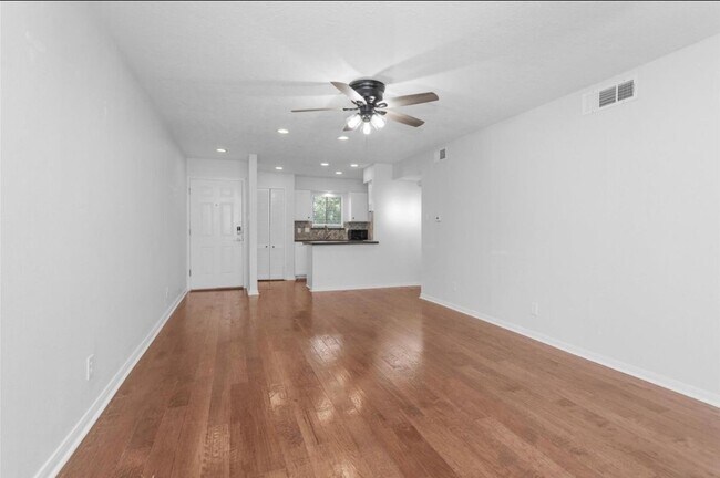 Foto del edificio - 12100 Melville Dr