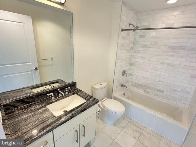 Foto del edificio - 7171 Woodmont Ave
