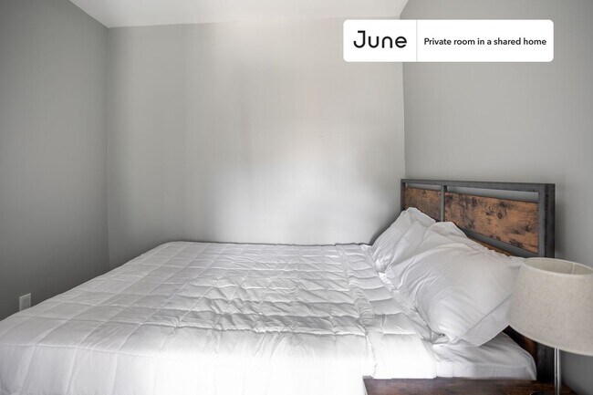 Building Photo - Private bedroom in 3 bed/1 bath Home