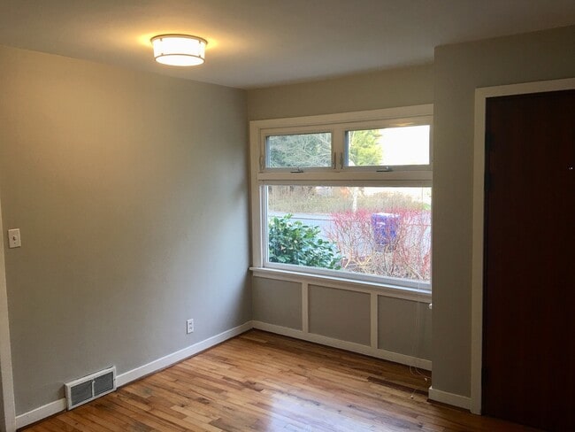 Foto del edificio - Charming Broadview Bungalow with Fully Fenced Back Yard