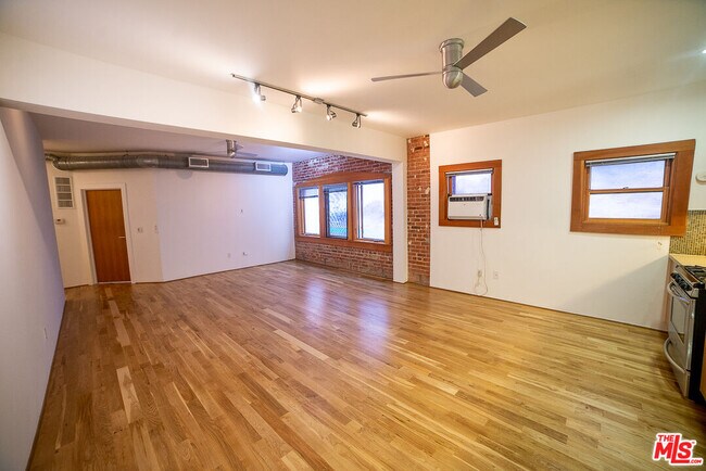 Foto del edificio - 8 Brooks Ave