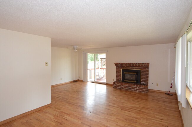 Foto del edificio - 5 bed 2.5 bath with wrap around deck. ***A...