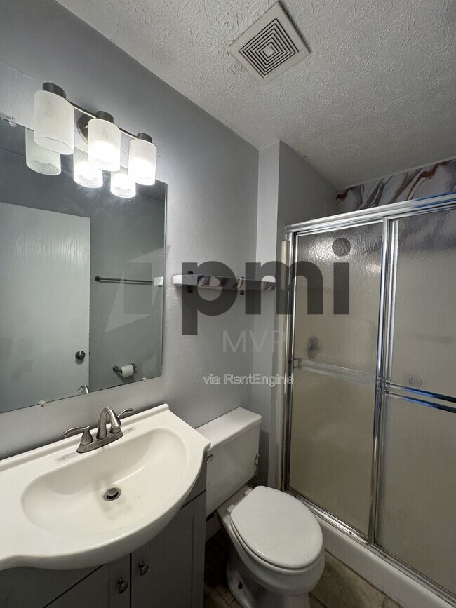 Foto del edificio - 1019 Cowton Dr