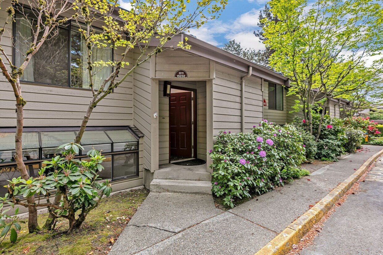 Primary Photo - Sunwood Townhome Condo available for lease