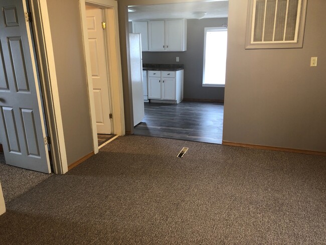 Building Photo - 2 Bedroom with Garage