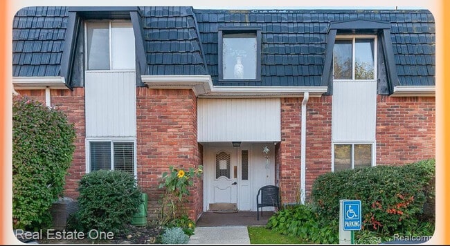 Building Photo - 1836 Colonial Village Way