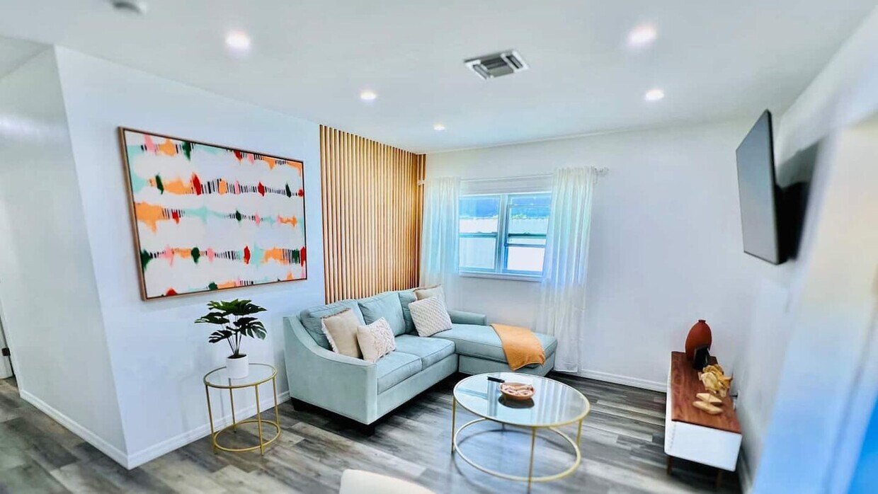 Foto principal - 660 NE 57th Ct