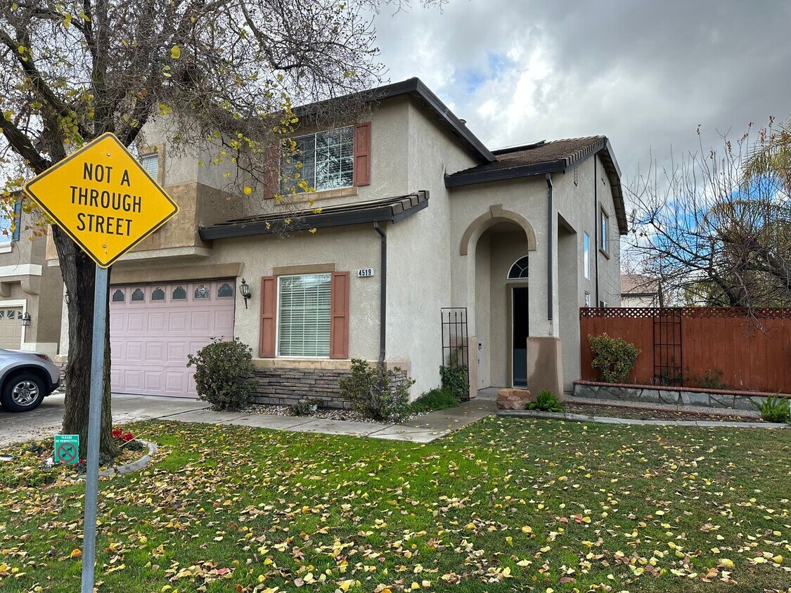 Foto principal - 4 BEDS & 2.5 BATHS!!! FANTASTIC OPPORTUNIT...