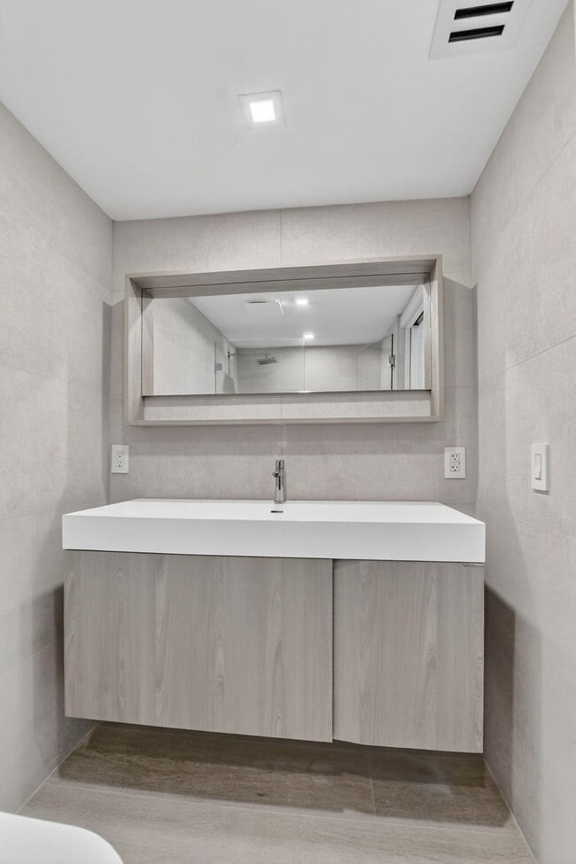 Building Photo - 7835 Lakeside Blvd