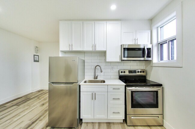 Photo du bâtiment - Beautifully Renovated Studio Apartment!