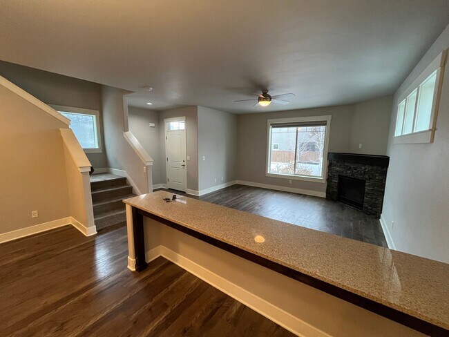 Foto del edificio - Spacious 3 Bed/2.5 Bath Single Family Home...
